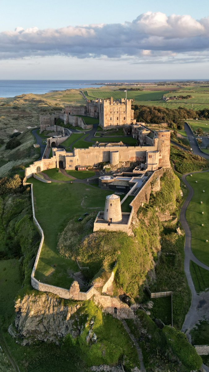 Bamburgh, Northumberland. Bebbanburge c.710-20. 'Stronghold of a queen called Bebbe'. Old English personal name + burh. Source: Oxford Dictionary of British #PlaceNames. Its Brittonic name was Din Guaire. 📸Gary Bankhead