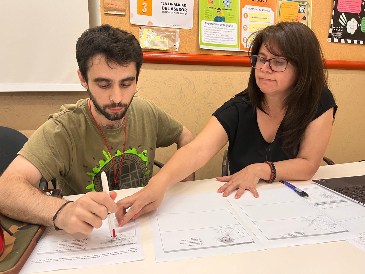 MISE_UB's tweet photo. 🟠 Els alumnes del @MISE_UB ja estan en marxa! 

📸 Assignatura ‘Anàlisi de xarxes a la recerca i la intervenció educativa i social’ https://t.co/p8OYF6L0pp