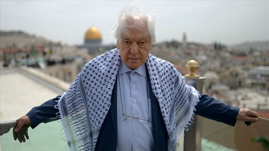 “Tûr Dağı'nı yaşa
Ki bilesin nerde Kudüs
Ben Kudüs'ü kol saati gibi taşıyorum

Ayarlanmadan Kudüs'e
Boşuna vakit geçirirsin
Buz tutar
Gözün görmez olur...”

vicdan, şahsiyet ve klas duruş sahibi şair ve mütefekkirimiz Nuri Pakdil’i, vefatının beşinci yılında rahmetle anıyoruz.