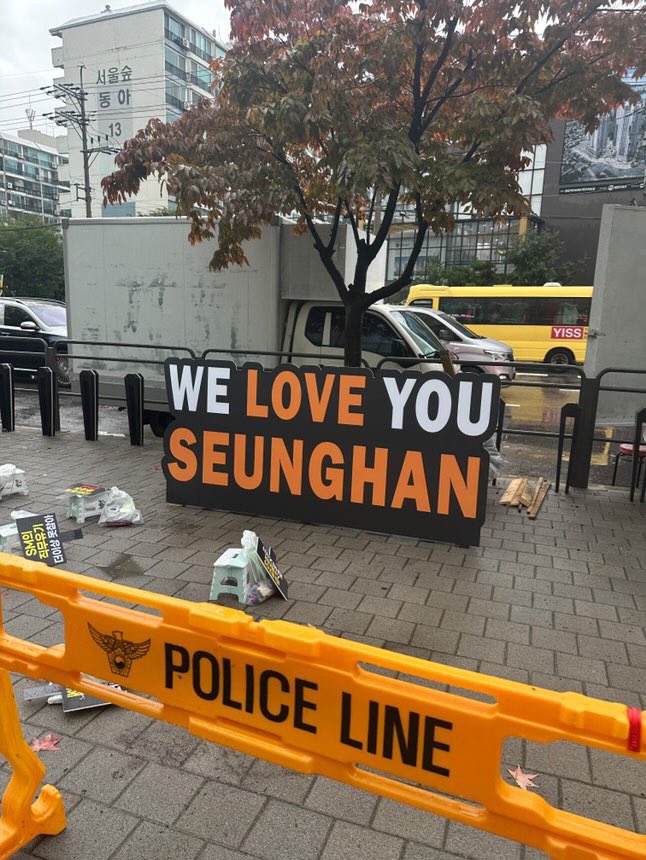 flwrtrzb's tweet photo. ‘we love you seunghan’ banner infront of SM 🥹 Hopefully Seunghan will see it

#JUSTICE_FOR_SEUNGHAN 
#UnfairExit_Seunghan 
#SMSupportsBullying 
#SM_쓰레기 https://t.co/cgiBIaUsbc
