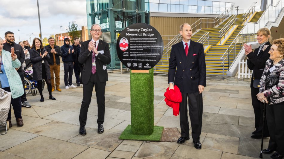 GW1962's tweet photo. A new #Barnsley town centre bridge over its railway line, dedicated in memory of former @ManUtd #BusbyBabe @England & @BarnsleyFC #football legend Tommy Taylor who died in 1958 #Munich air disaster, has been officially opened by HRH The #DukeofEdinburgh ⚽️👑
Read the full story: https://t.co/C42tEhACQp