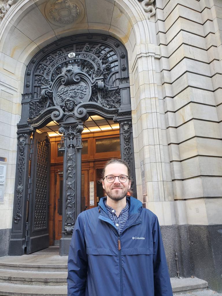 #Adé353d!
Wieder lange Schlange bei der Sicherheitskontrolle am Landgericht Berlin - denn heute sehen wir, ob unser Chefredakteur @arnesemsrott seine gerechte Strafe erhält 😉
Folgt uns für Updates zum Urteil!