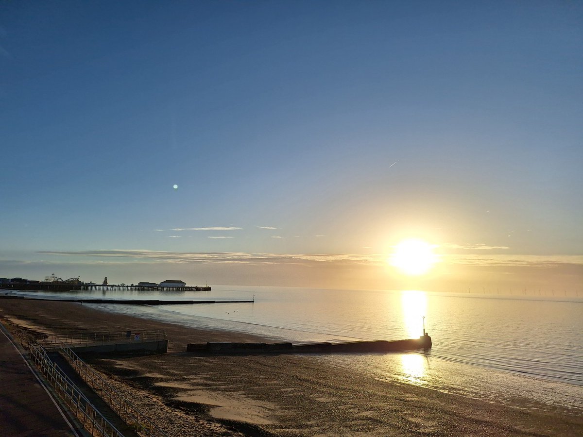 markadcenf's tweet photo. @BBCWthrWatchers @BBCLookEast 
Bright moon at 6am and 7:30am , and sunrise in Clacton on Sea this morning https://t.co/yLWV1M9PHW