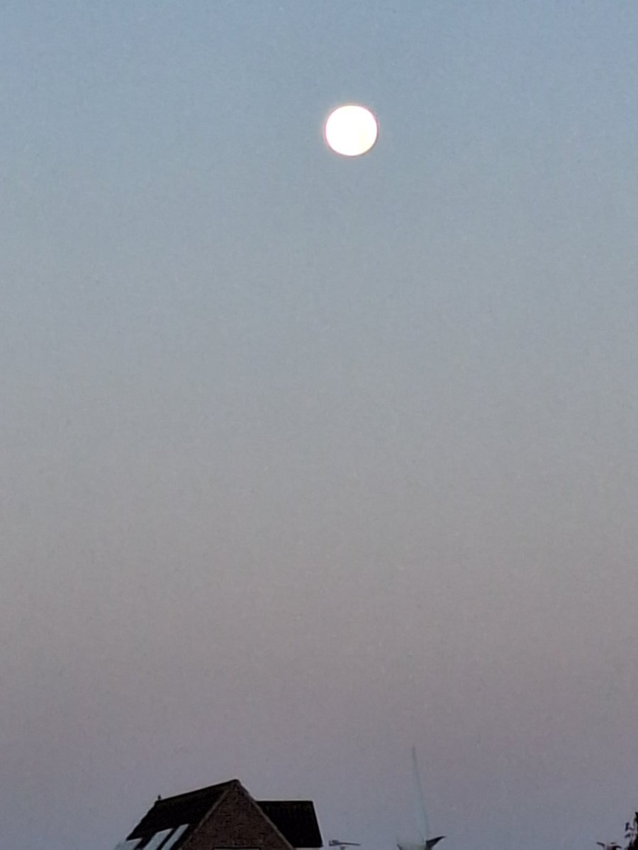 markadcenf's tweet photo. @BBCWthrWatchers @BBCLookEast 
Bright moon at 6am and 7:30am , and sunrise in Clacton on Sea this morning https://t.co/yLWV1M9PHW