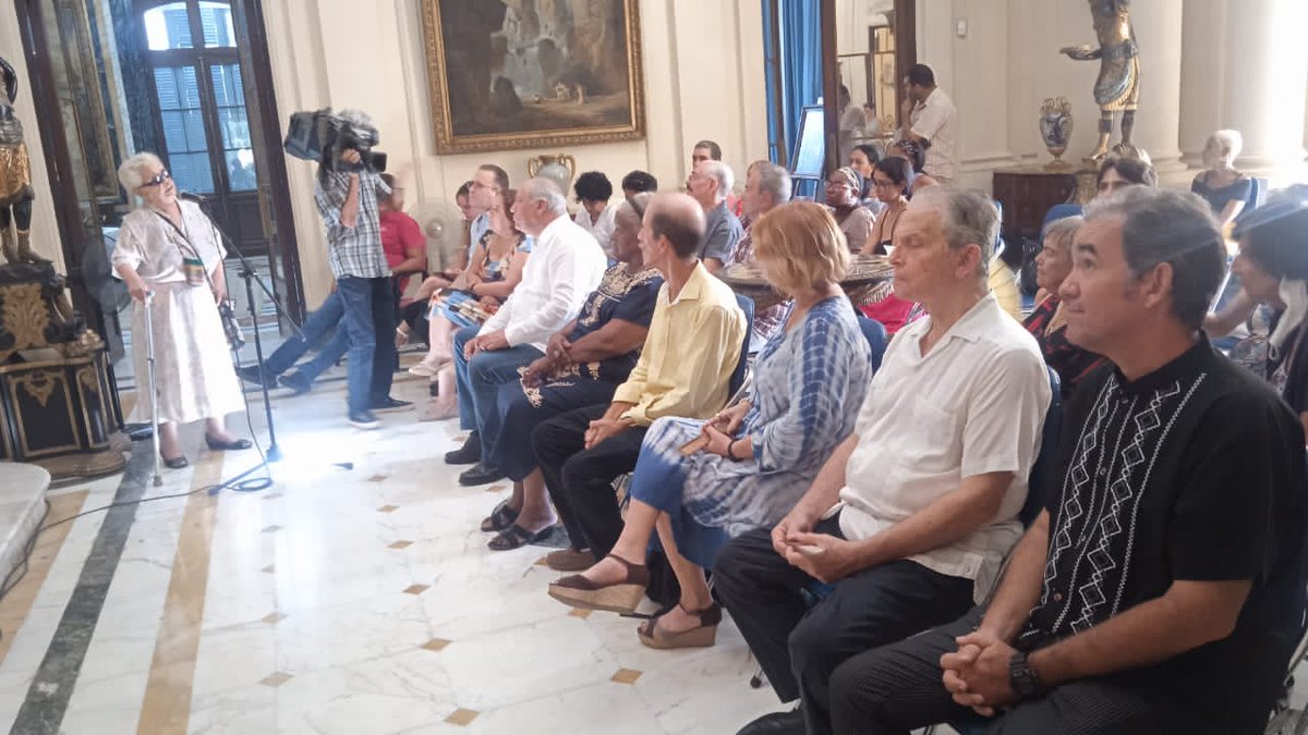 CubaEsCultura's tweet photo. Como parte de la #JornadaCulturaCubana se entregó el pasado 14 de octubre la Distinción por la Cultura Nacional a cinco destacados trabajadores de la Fundación Alejo Carpentier. 
La entrega estuvo presidida por el Ministro de Cultura Alpidio Alonso y la Dra Graziella Pogolotti. https://t.co/NpzPo7vvEd