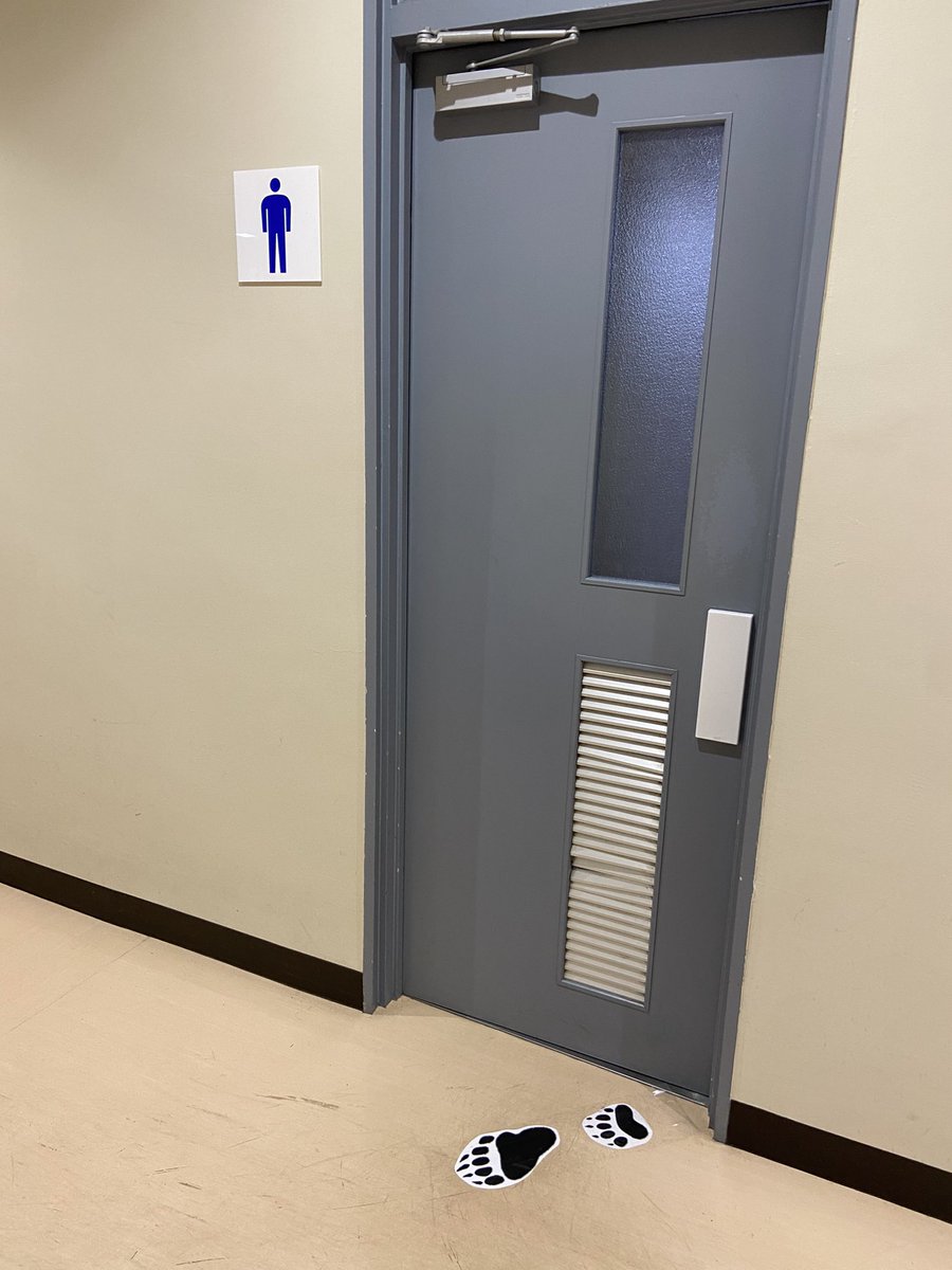 sizensi's tweet photo. え！！！
男子トイレからクマらしき動物の足跡が…
⚠️危険⚠️
足跡を辿ってみよう…

ー探検家Aの冒険譚ー https://t.co/uRZaujlPRH