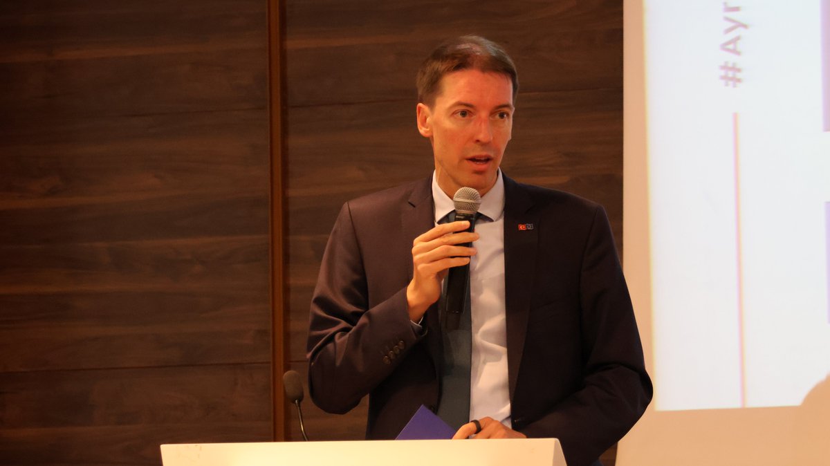 Uluslararası Eşitlik Konferansı Başladı!🗣️

Açılış Konuşmasını AB Delegasyonu Başkan Yardımcısı Mr. Jurgis VILCINSKAS gerçekleştiriyor. <a href="/EUDelegationTur/">AB Türkiye Delegasyonu🇪🇺EU Delegation to Türkiye</a> 

🪢Yayını takip etmek için: youtube.com/live/dG9S-SrA5…