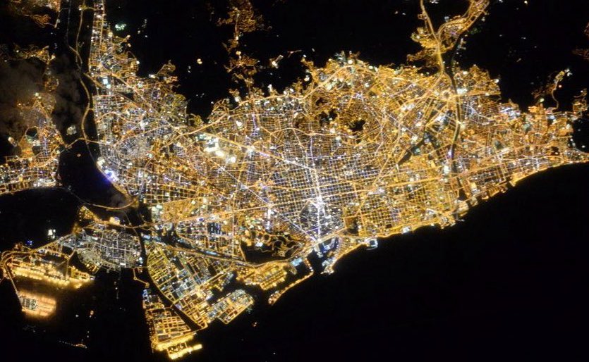 nestorgeo's tweet photo. Imatge de la conurbació central de Barcelona vista des de l’EEI🛰️ @Space_Station . Més trama urbana no-Cerdà (Jaussely) que Cerdà.Qualsevol anàlisi o projecte territorial que no contempli, com a mínim, la totalitat d’aquest àmbit serà parcial o esbiaxat. #nolimits #placematters https://t.co/CfggzgL9Mp