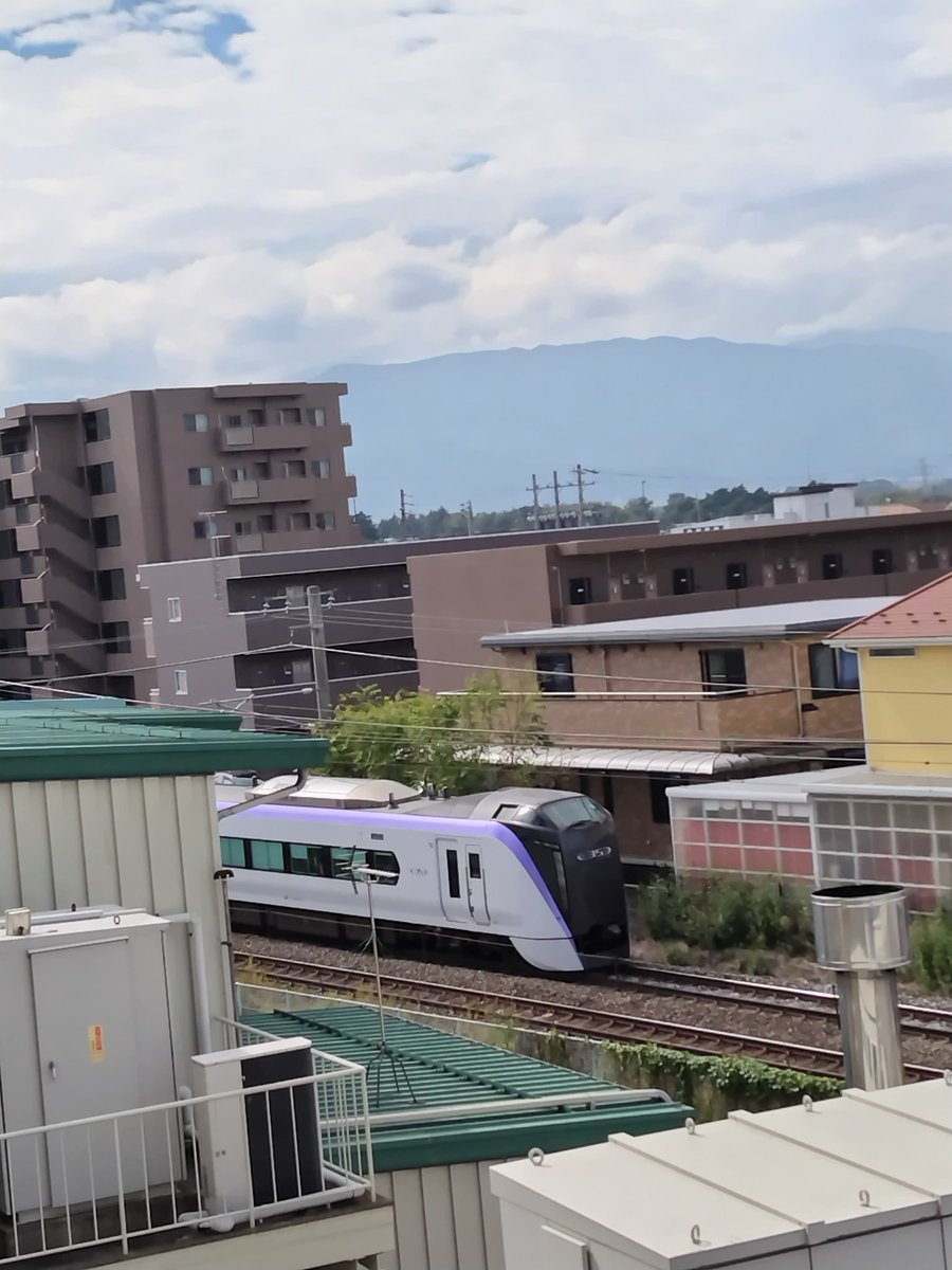leaf51ny's tweet photo. ニュースで知ってホテルの窓から見たら、事故車両と思われる、あずさが止まってました
今、動き出したので間もなく再開かと思われます

#篠ノ井線 https://t.co/yUmS5mLxIg
