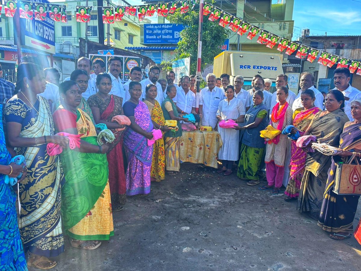 mlapalladam's tweet photo. அ இ அ தி மு க 53வது ஆண்டில் அடியெடுத்து வைப்பதை முன்னிட்டு 
திருப்பூர் புறநகர் மேற்கு மாவட்டம், பல்லடம் வடக்கு ஒன்றிய கழகம் சார்பில்
கரைப்புதூர் ஊராட்சி 
NSK நகர் கிளையில் 
 கழகக் கொடியேற்றி 
நலத்திட்ட உதவிகள் வழங்கியும் 
இனிப்புகள் வழங்கியும் கொண்டாடப்பட்டது. https://t.co/2p6L91wdJu