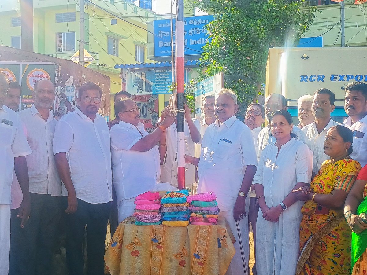 mlapalladam's tweet photo. அ இ அ தி மு க 53வது ஆண்டில் அடியெடுத்து வைப்பதை முன்னிட்டு 
திருப்பூர் புறநகர் மேற்கு மாவட்டம், பல்லடம் வடக்கு ஒன்றிய கழகம் சார்பில்
கரைப்புதூர் ஊராட்சி 
NSK நகர் கிளையில் 
 கழகக் கொடியேற்றி 
நலத்திட்ட உதவிகள் வழங்கியும் 
இனிப்புகள் வழங்கியும் கொண்டாடப்பட்டது. https://t.co/2p6L91wdJu