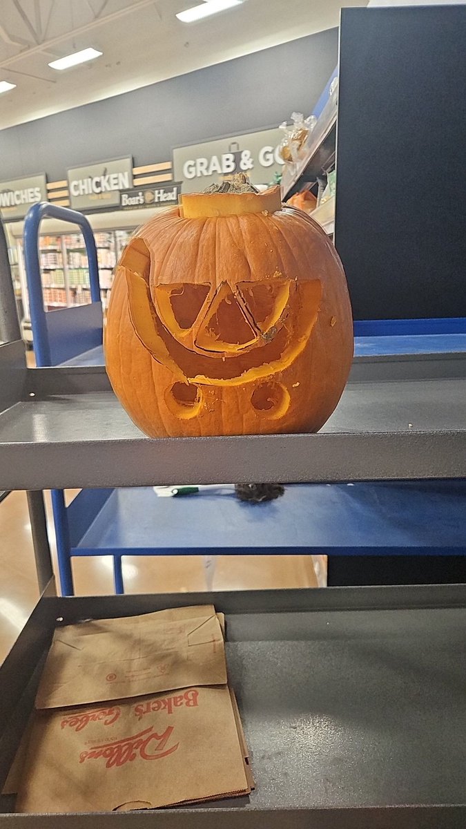 JordanT12081's tweet photo. @kroger Hey Kroger media team, check out this cool lookin pumpkin 😎 https://t.co/fvtdcFIvF1
