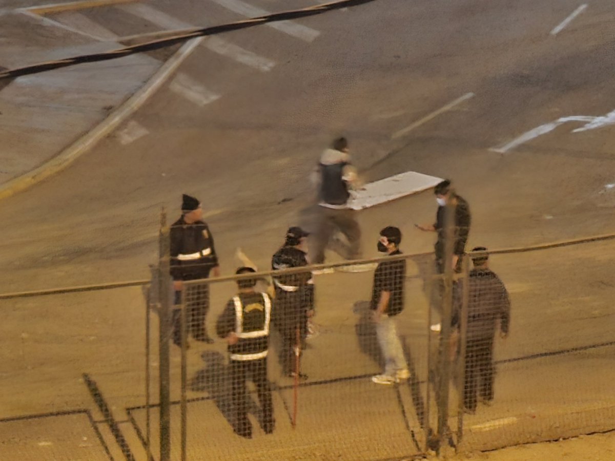 Isabell06115842's tweet photo. Matones con chalecos de seguridad con palos, piedras y fierros atacan a estudiantes en protesta. Policía no hace nada. Los matones doblan en número a estudiantes #sanmarcos https://t.co/kGPTBGcMys