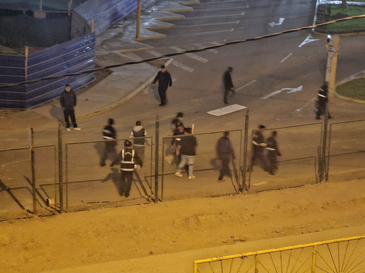 Isabell06115842's tweet photo. Matones con chalecos de seguridad con palos, piedras y fierros atacan a estudiantes en protesta. Policía no hace nada. Los matones doblan en número a estudiantes #sanmarcos https://t.co/kGPTBGcMys