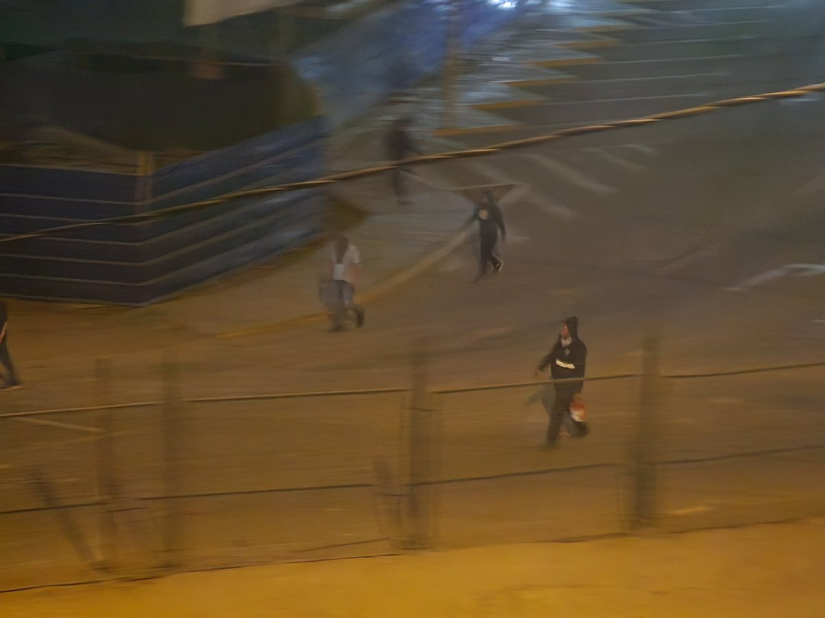 Isabell06115842's tweet photo. Matones con chalecos de seguridad con palos, piedras y fierros atacan a estudiantes en protesta. Policía no hace nada. Los matones doblan en número a estudiantes #sanmarcos https://t.co/kGPTBGcMys