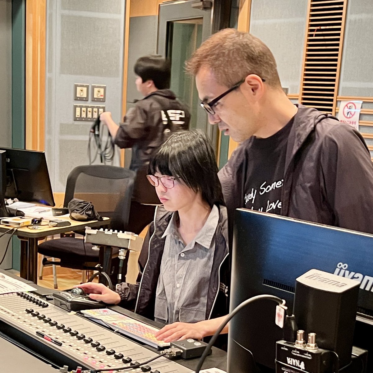 【レコーディングコース、PA&amp;レコーディングコース】
今回は2年生のレコーディング実習に昨年度も学科としてお世話になったKUJIRIさん(<a href="/KUJIRI_official/">クジリ</a> )をお招きして授業に取り組みました！実際に活動しているバンドのレコーディングなんて、やり甲斐がありますね！🔈🎶