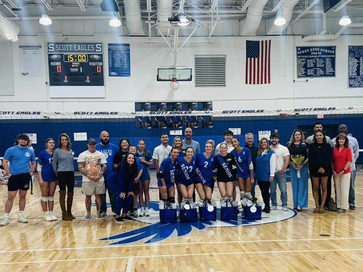 shseaglesvball's tweet photo. Celebrated our 5 seniors tonight followed by a big win against Conner!💙🏐 https://t.co/N9mW52Tfad