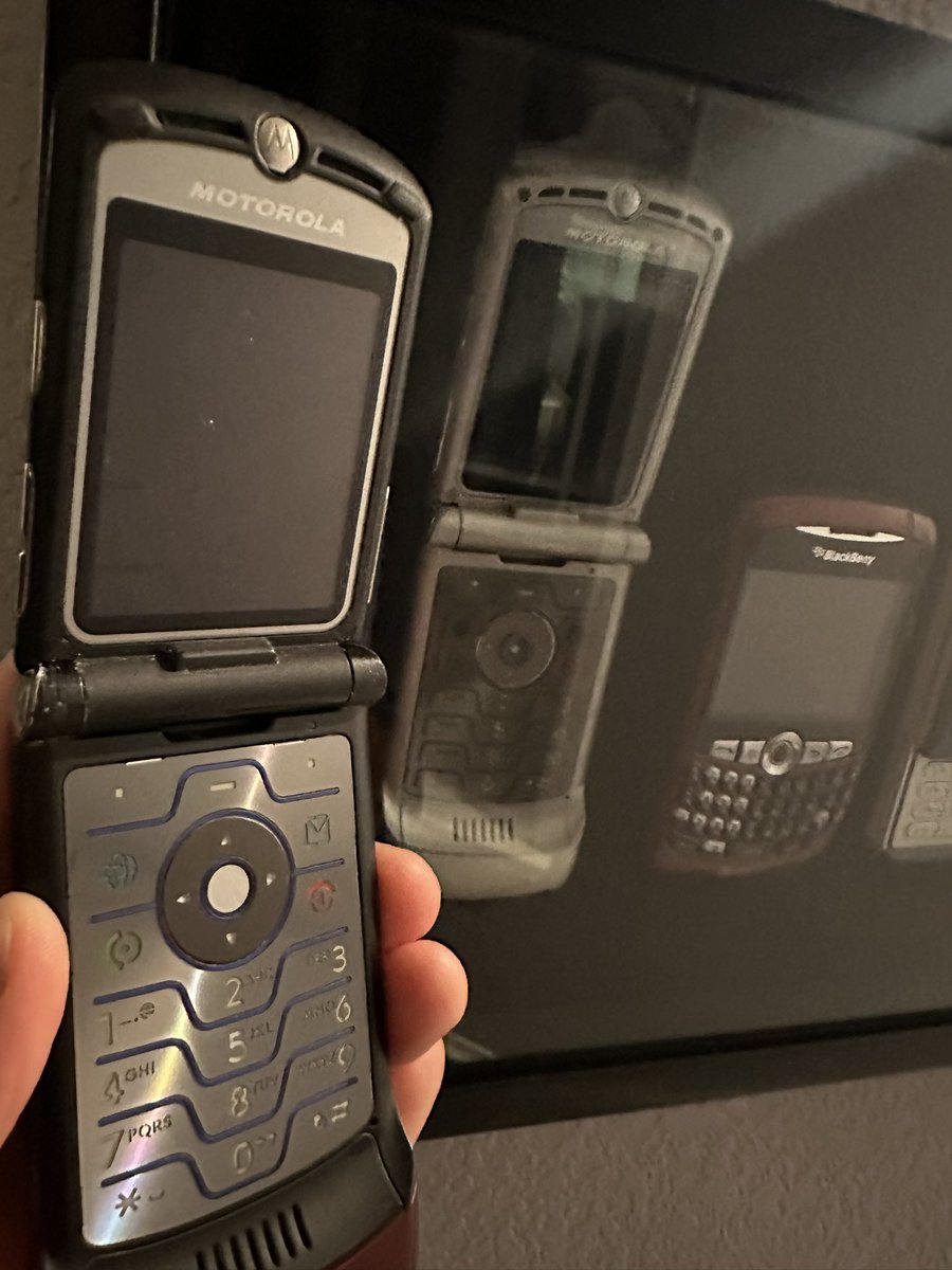 Danskiatplay's tweet photo. @OldInternetFeel Still have my Razr from HS! https://t.co/5YUzHaOpim