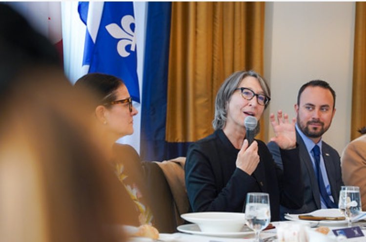 QuebecMX's tweet photo. Notre déléguée générale @sallard1 a eu l’occasion de participer ce midi aux rendez-vous internationaux COREX de la @FCCQ en abordant la thématique “Le Mexique en pleine évolution: défis et opportunités pour les entreprises québécoises” ⚜️🇲🇽 Merci de votre présence! https://t.co/ye3xtxeR7j