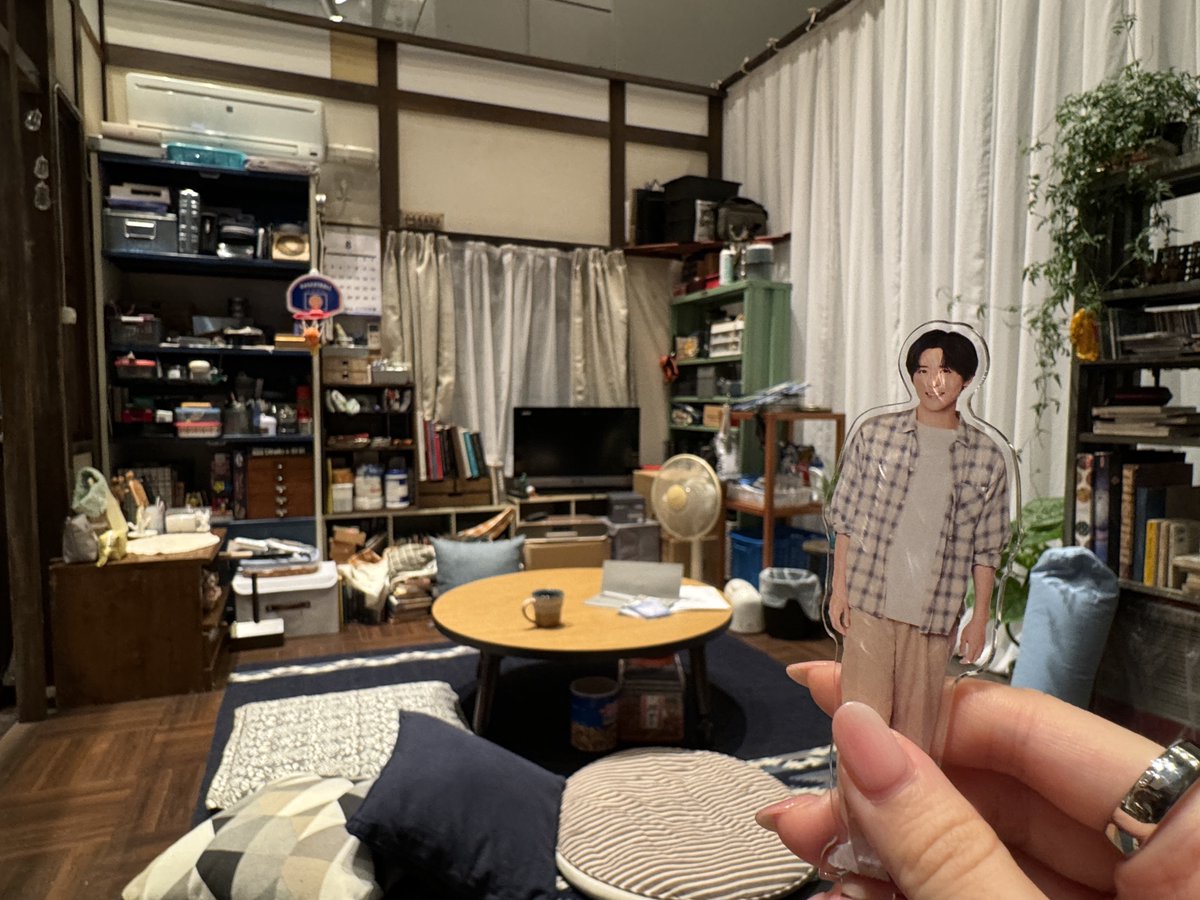 _tmskfi_'s tweet photo. フジテレビジュツ博の『海のはじまり』月岡夏くんの部屋にお邪魔してきました🫶
デカい柿ピーのケースがあったり、缶を水洗いしてあったり…そんなのあったんだ！？も知れて最高でした✨リアル再現&amp;新しい恋人達にが流れてたのもあってそこに夏くんがいるような☺️
#海のはじまり 
#フジテレビジュツ博 https://t.co/3Q88E50OVh