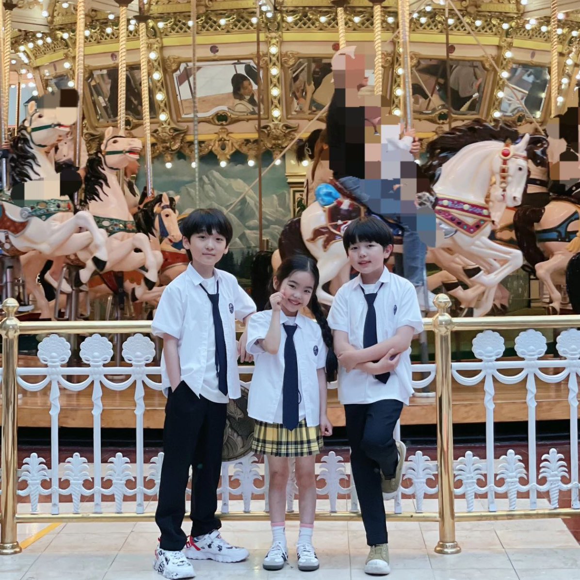 mm_kdrm's tweet photo. RT これ子役3人が先に写真撮ってて、そのこと全く知らなかった大人組が後日同じ場所同じ順番で撮ってたらしい..運命すぎ....

#組み立て式家族 #조립식가족 https://t.co/UsP6PGhPfX