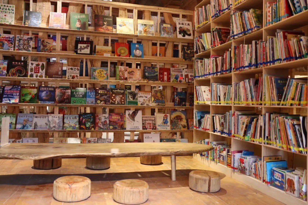 LijiangAmazing's tweet image. One of the most distinctive features of the Xuan Ke Study is its &quot;Fairy Tale Hall,&quot; a specially designed space housing over 10,000 children&apos;s picture books.
#ChildrensBooks #ReadingForKids #MagicalReadingSpace 📚✨🧚