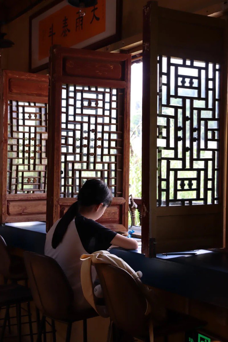 LijiangAmazing's tweet image. One of the most distinctive features of the Xuan Ke Study is its &quot;Fairy Tale Hall,&quot; a specially designed space housing over 10,000 children&apos;s picture books.
#ChildrensBooks #ReadingForKids #MagicalReadingSpace 📚✨🧚