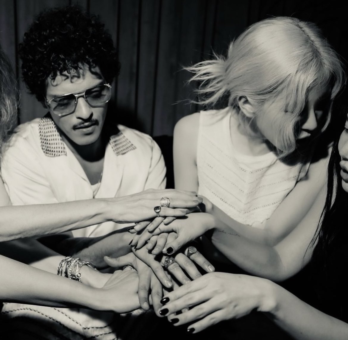 it will not take one minute to rt and reply with:

APT OUT NOW
#ROSÉ_BRUNO_APT #ROSÉ