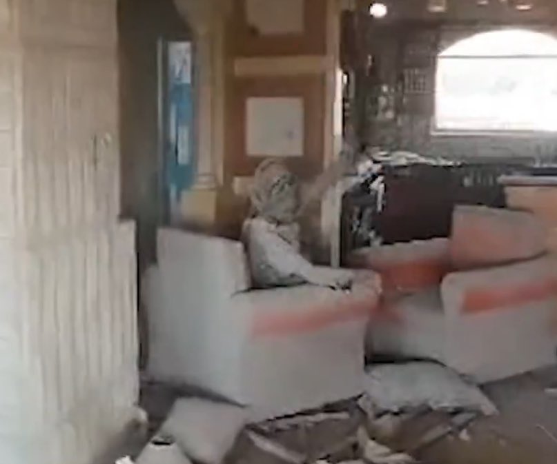 ضرب بعصاه البحر فكان كل فرق كالطود العظيم، طوفانًا لا يعرف أوله من آخره، ولا يحسره مدى، ولا يحجزه سد، وألقى عصاه فإذا هي حية تسعى، تلقف ما يأفكون، فلا تبقي من سحرهم شيئا ولا تذر، وضرب بعصاه الحجر فانفجرت منه اثنتا عشرة عينا، علم كل أناس مشربهم، واشتعلت جبهات السجال بين الحق