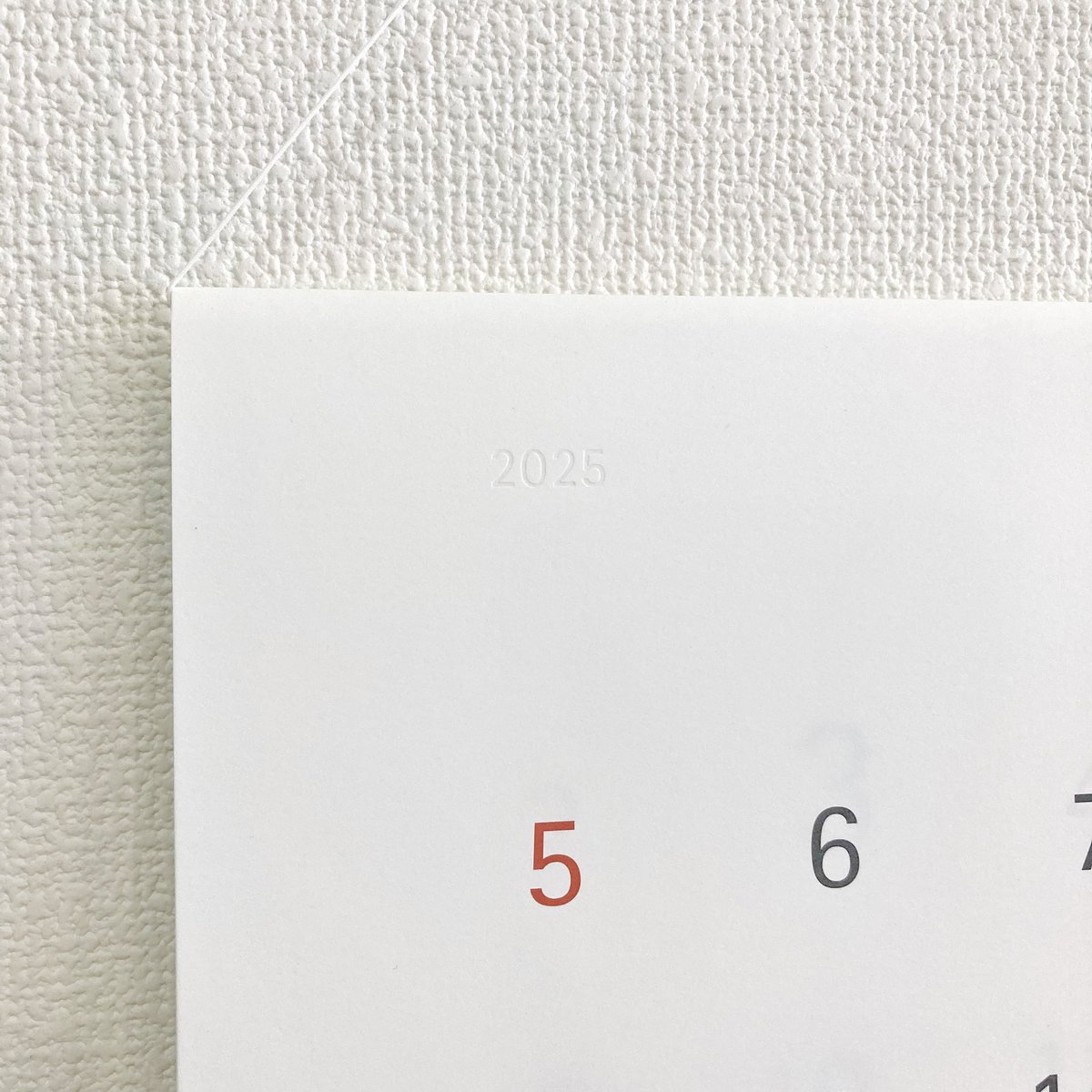 シンプルを極めた「日付けだけのカレンダー」
どんなお部屋にもマッチしてすっきり見えるカレンダーです
一回り大きな数字がその月を表しており、年号は左上にエンボスで入っているのもおしゃれです
今年はフォントが変わったそうですが、わかる方は上級者🐤

日付だけのカレンダー 2025
B4 1,320円