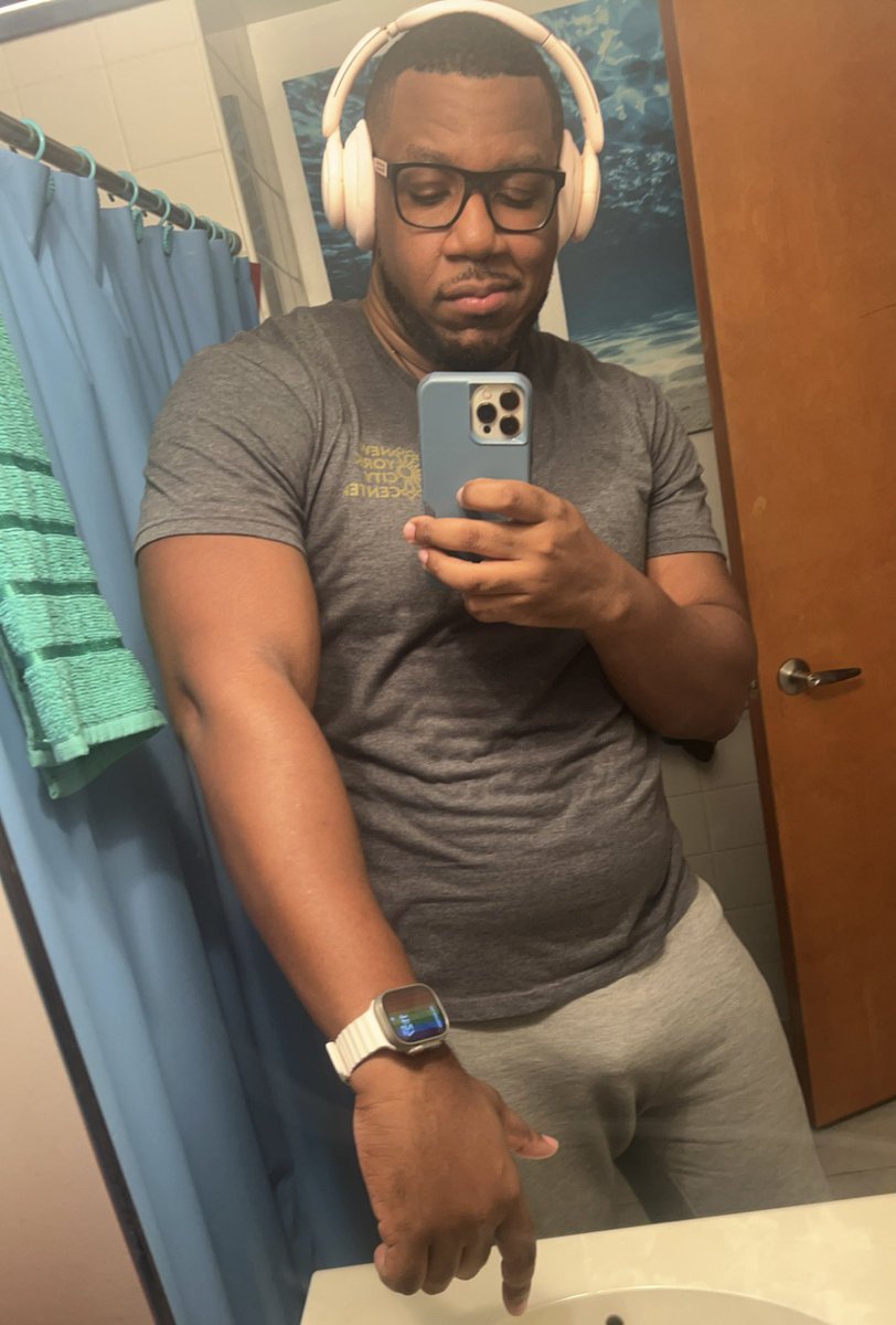 RydeonHD's tweet photo. I’ve noticed that the more I hit the gym, the more I find myself hitting that Snap button in the Camera app. 😭😭🤓

#Gym
#Fitness
#Progress
#Gaymer
#Dork
#BlackTwitter
#BlackTechTwitter
#Tech https://t.co/JjiCiEsVu2