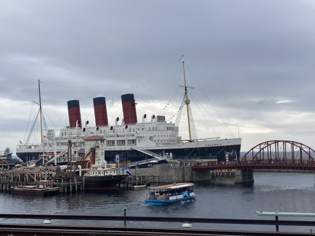 AmandaKwan's tweet photo. Flew all the way from NYC to Disney Tokyo only to find… the MTA (sort of) and a New York seaport. https://t.co/lIaGtSiPPt
