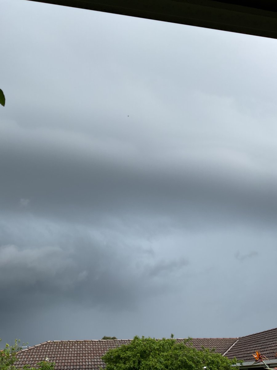MixtUpMixy's tweet image. The rains are here. Crazy cloud formation!

#MelbourneWeather #Clouds @CloudAppSoc