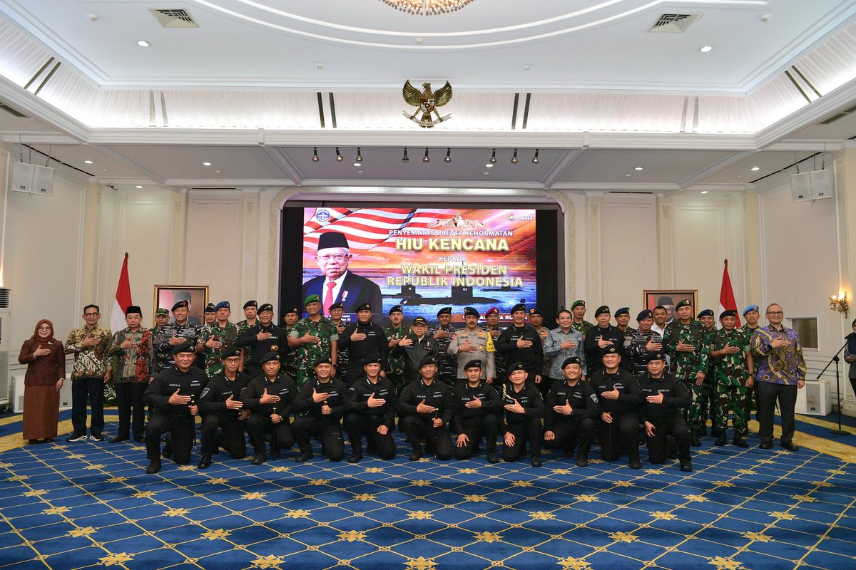 Menerima penyematan Brevet Kehormatan Hiu Kencana dalam upacara yang diselenggarakan di Auditorium Sekretariat Wakil Presiden, Jakarta.