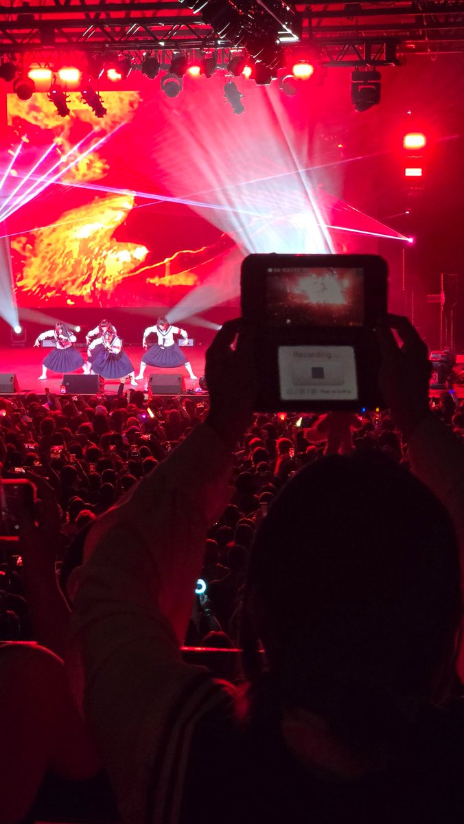 CouchCapades's tweet photo. Are you even at a concert if you don't see a #3ds? @japanleaders https://t.co/m8yoLiwNKU