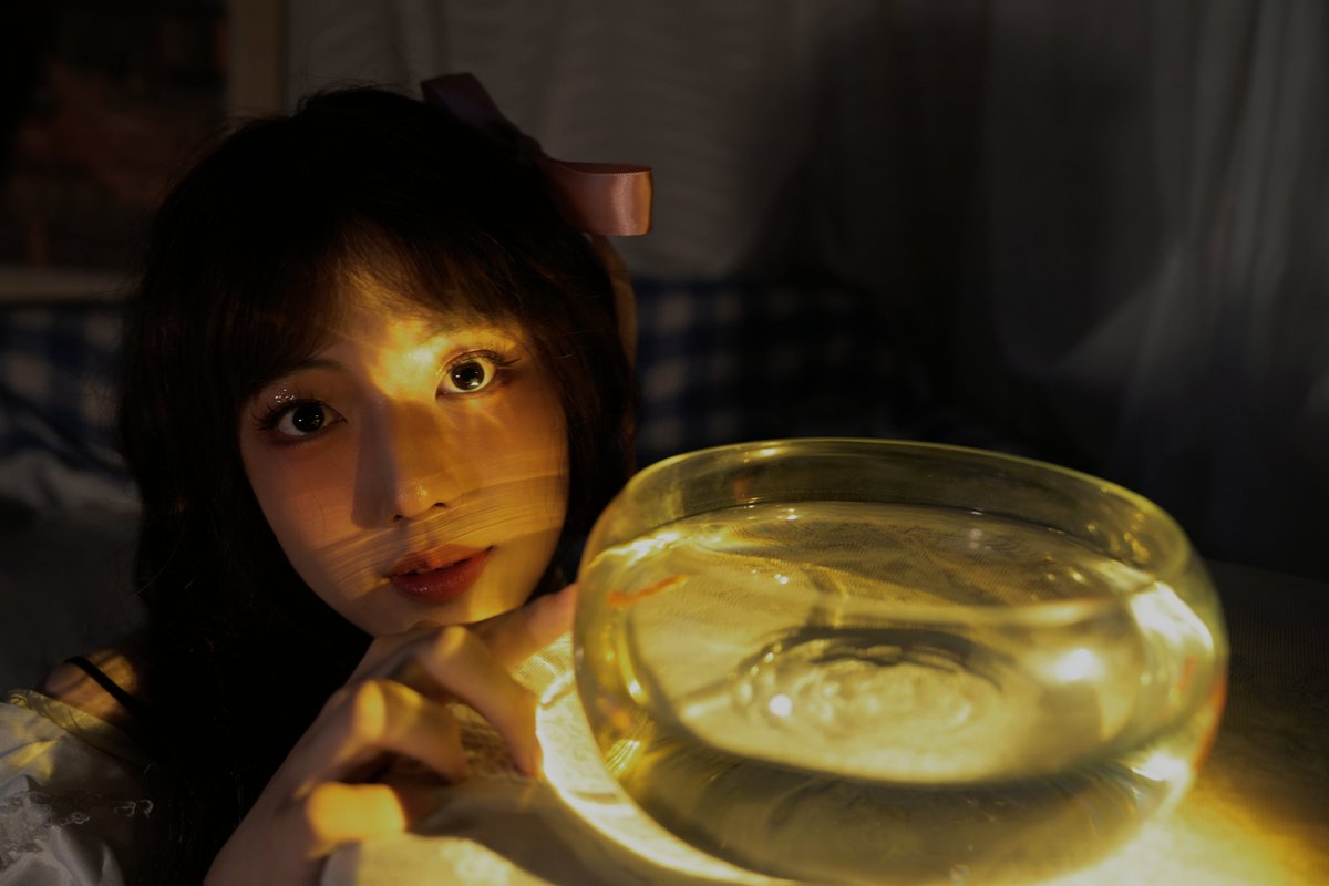 小金鱼在鱼缸中游淌着~一束暖光照入鱼缸，掠过鱼身，又幽幽的拂过我的脸庞。你觉得鱼缸是ta的牢笼，想要放其进入大海?不是的，鱼缸是ta弱小时的舒适圈，而那所谓辽阔的大海，可能是ta恐怖的深渊~~ https://t.co/i2xG35rUod