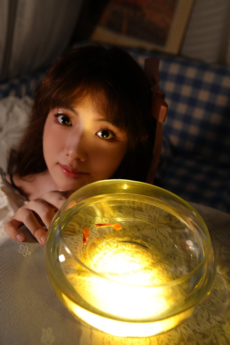 小金鱼在鱼缸中游淌着~一束暖光照入鱼缸，掠过鱼身，又幽幽的拂过我的脸庞。你觉得鱼缸是ta的牢笼，想要放其进入大海?不是的，鱼缸是ta弱小时的舒适圈，而那所谓辽阔的大海，可能是ta恐怖的深渊~~ https://t.co/i2xG35rUod