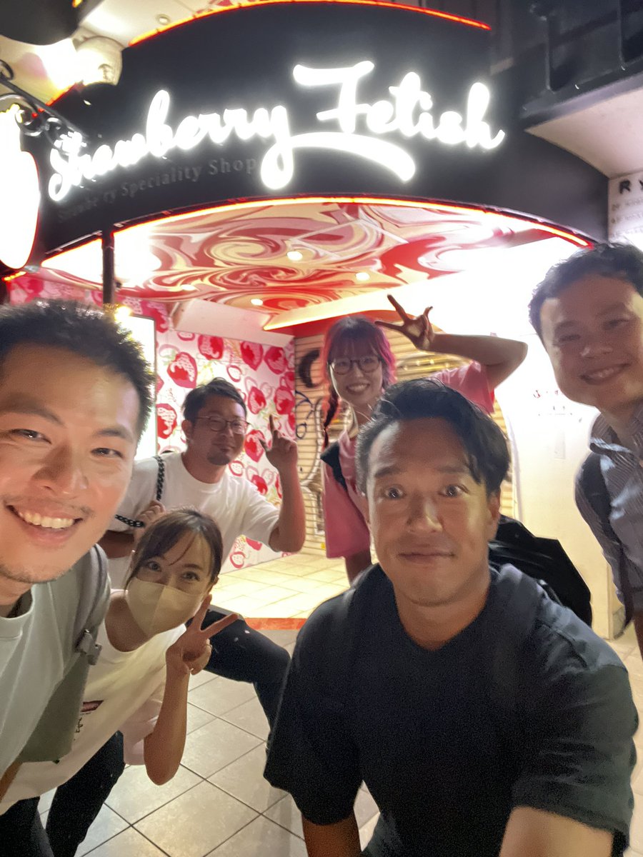 ICHIGO_CEO's tweet photo. M&amp;Aした新事業のご紹介🙌
全国の観光地に25店舗のテイクアウト専門店をやっており、いちご飴やトルネードポテトなどどれもめちゃ美味しいです！
竹下通りにある旗艦店のストロベリーフェチ原宿本店ではICHIGOチームも早速店頭に立ち接客や呼び込みなど行いました！皆さんぜひ食べてみてください🍓 https://t.co/4mR7Id7DI5