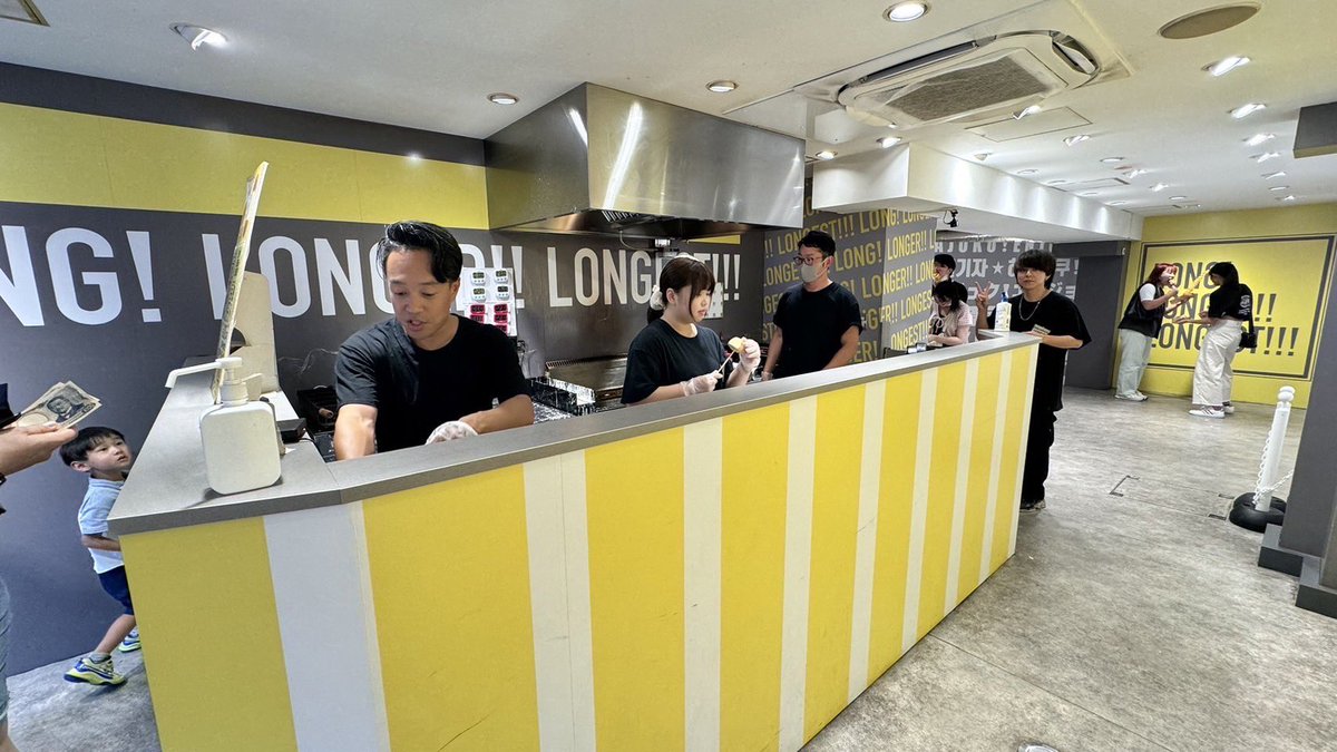 M&amp;Aした新事業のご紹介🙌
全国の観光地に25店舗のテイクアウト専門店をやっており、いちご飴やトルネードポテトなどどれもめちゃ美味しいです！
竹下通りにある旗艦店のストロベリーフェチ原宿本店ではICHIGOチームも早速店頭に立ち接客や呼び込みなど行いました！皆さんぜひ食べてみてください🍓