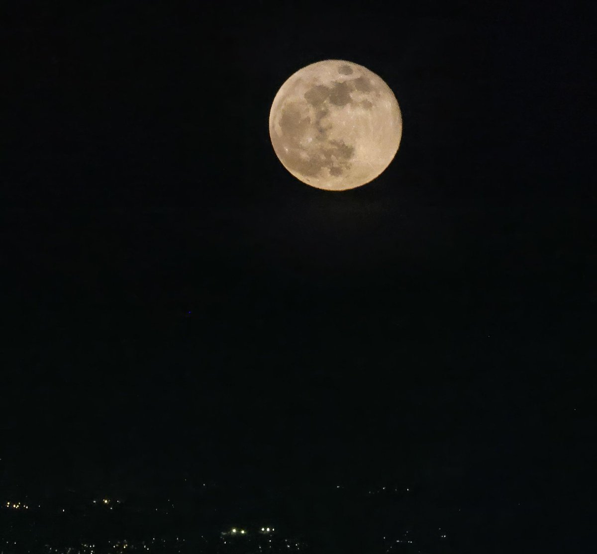 ApuntesAlternos's tweet photo. ¡Súper Luna! Como es su costumbre, octubre se empieza a lucir...🌕😊🧙🏾‍♀️ https://t.co/wxIN1nLMI0