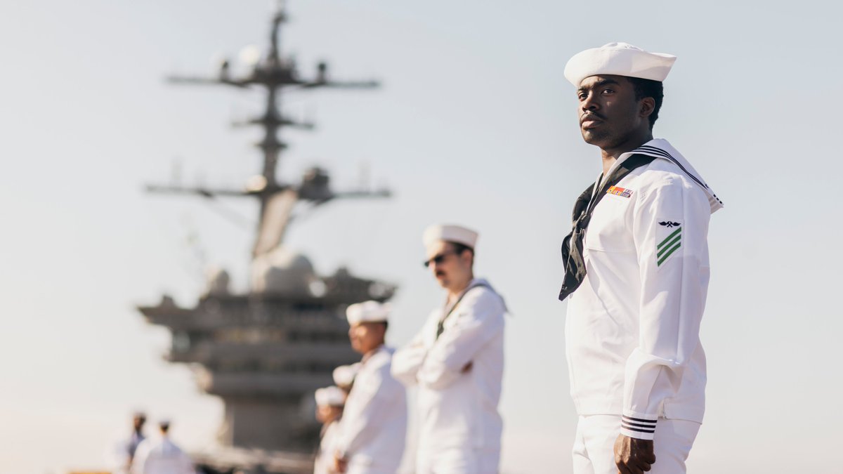 US7thFleet's tweet photo. The aircraft carrier USS George Washington departed the San Diego area Oct. 8, beginning its transit to Yokosuka, Japan. 
Read more: https://t.co/WHNzmlnQRX 
📷 by MC3 August Clawson 
#USNavy | #ForgedByTheSea*Edited to reflect that the ship left the San Diego area on Oct. 8. https://t.co/9RL0HKk7EF