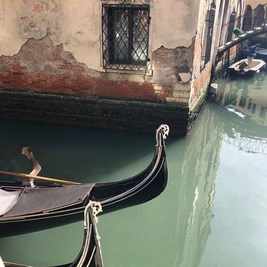 здесь жизнь и время будто идут совсем иначе. я влюблён в эти улицы.