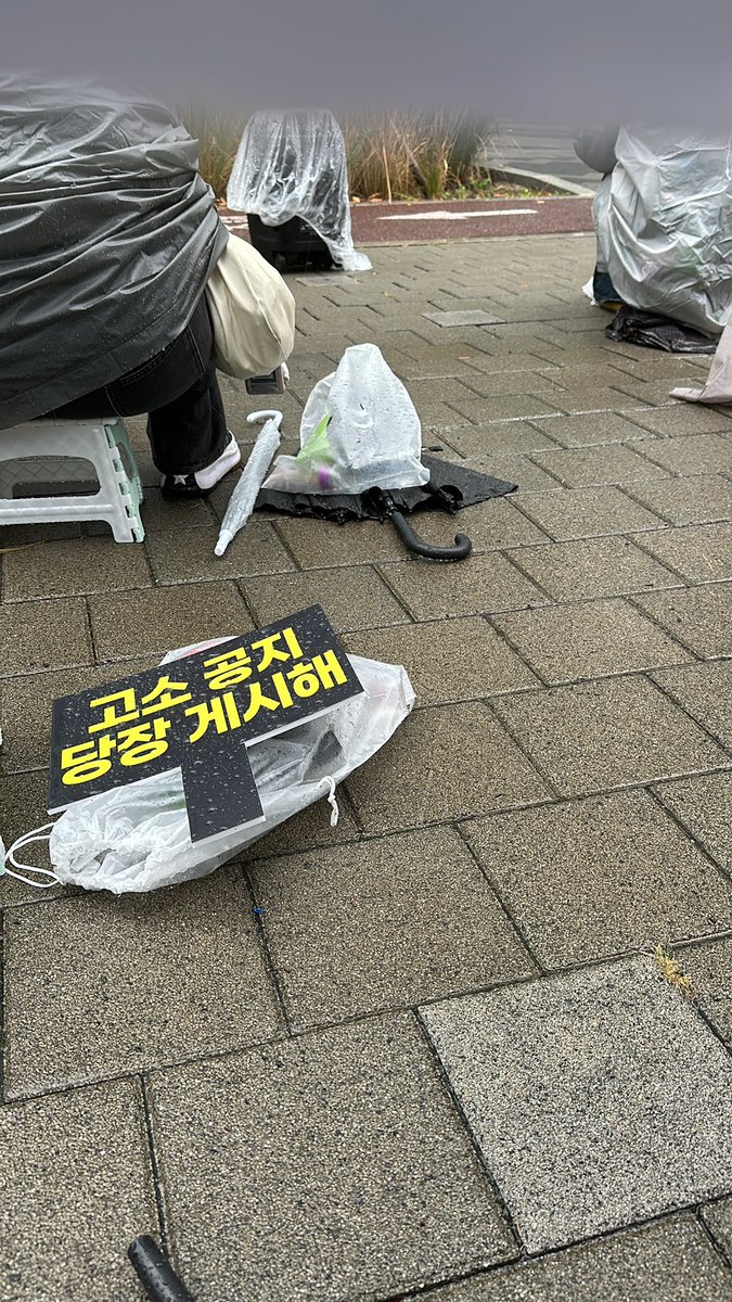 soheerolls's tweet image. it is raining hard but everyone stayed. they said the protest goes really well! police were there.. they provide raincoats &amp;amp; umbrellas, and the atmosphere is comfortable. oh god please protect them &amp;amp; bring justice to seunghan ㅠㅠ