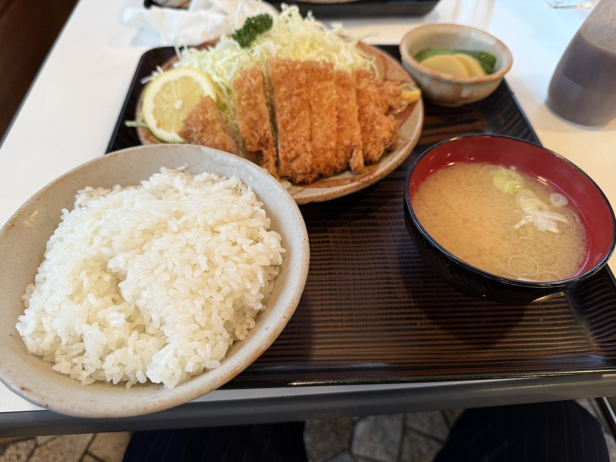 HL_Ibaraki_Job's tweet photo. 当社近くのとんかつの名店よしえさんで昼食

普段は行列ができておりますが、本日は待ちが一組だけだったので5分で入店できました！ラッキー✌️

とんかつ柔らかくて美味しかった〜
ご飯が多すぎて大変でした😅

#水戸　#名店　#とんかつ　#よしえ　#チョウセンヤキ　#行列　#仕事　#人材派遣 https://t.co/hjCQigxuej