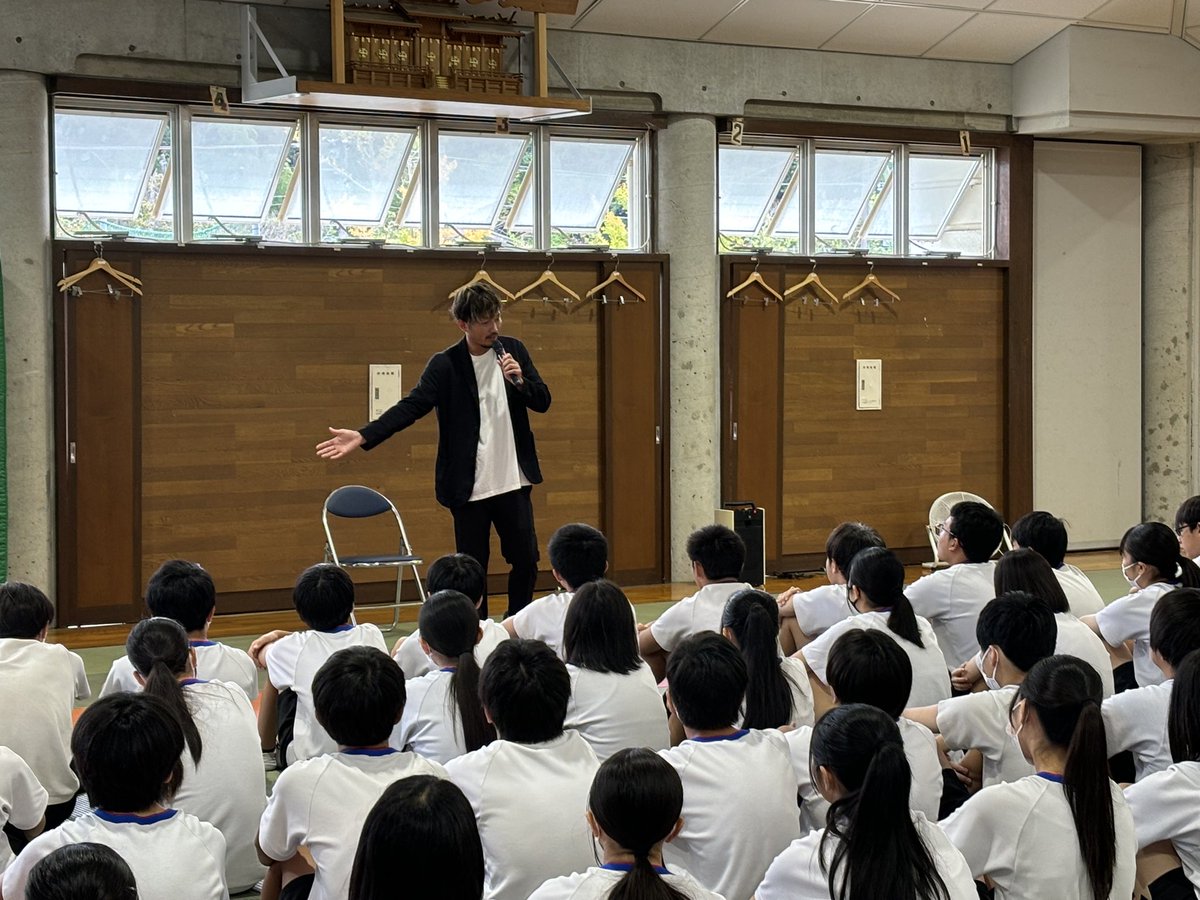 t12n's tweet photo. 先日、市原市立有秋中学校にて、
講演会、実技指導を行わせていただきました。
体操をやっていた20年間、パフォーマーになったきっかけ、教室を立ち上げようとした思いなどをお話させていだきました。
今後も小学校や中学校、企業にこの様な取り組みを行っていきます。

#講演会 #実技指導　#目標 #夢 https://t.co/T1IXGjfZ72