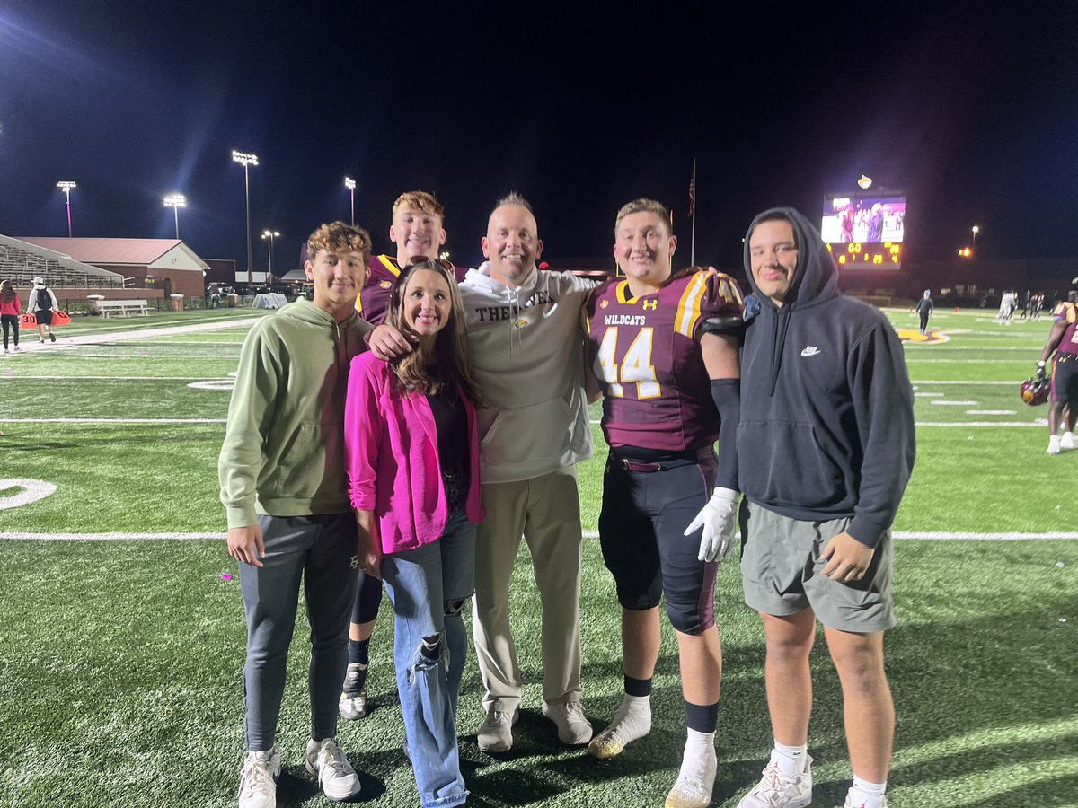 DevinSmith_82's tweet image. My favorite people in the whole wide world! A great night at Dobie Holden🏈💛#keepasking #keepseeking #keepknocking
