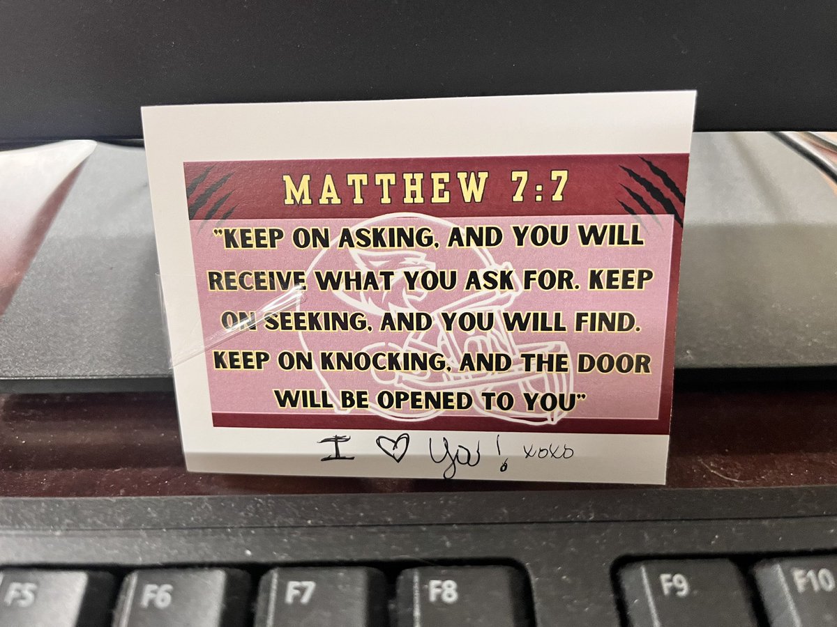 DevinSmith_82's tweet image. My favorite people in the whole wide world! A great night at Dobie Holden🏈💛#keepasking #keepseeking #keepknocking