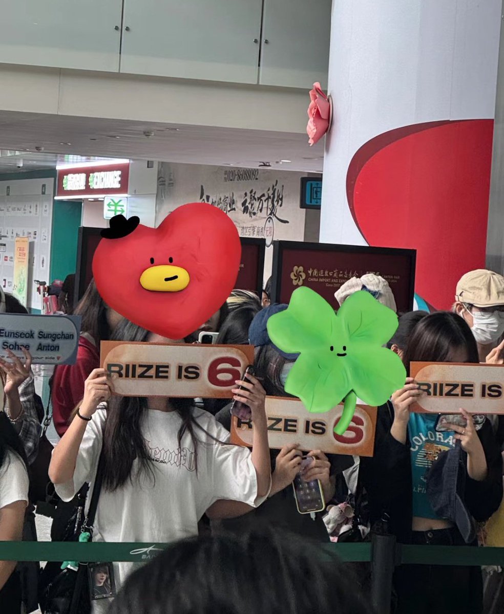 SEUNGHANTL's tweet photo. Welcoming Riize at the airport like this you all think they will be proud of you? Are you dumb? 

JUSTICE_FOR_SEUNGHAN
#UnfairExit_Seunghan
#SMSupportsBullying 
#SM_쓰레기 https://t.co/IJwlJ9ajMa