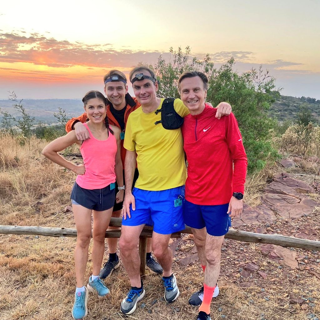 burger_magda's tweet photo. Wir sind dann wohl die schnellste Botschaft des @MFA_Austria 🏃‍♀️🇦🇹 Impressionen vom gestrigen Abend bei einem hügeligen 10k Vollmond-Lauf inklusive 🦓🦓 @AlexEriksroed @AustriainZA 🇿🇦 https://t.co/jylmtlTJnj