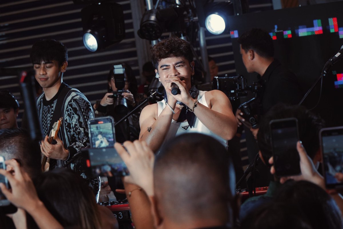TheJuans_BAND's tweet photo. Last night was a vibe! Huge thanks to everyone who stayed up late with us for the iPhone 16 launch at Power Mac Center Mall of Asia! 

Ayos na, pwede mo na i-text si crush using your newest phone—pero magrereply ba? 🤔 https://t.co/l05WmP811N